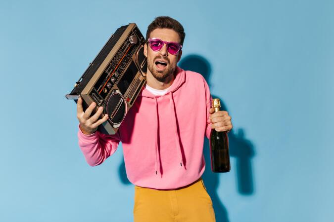 اسپیکر بلوتوثی قابل حمل بخریم یا اسپیکر سیمی ثابت؟ (مزایا + معایب)